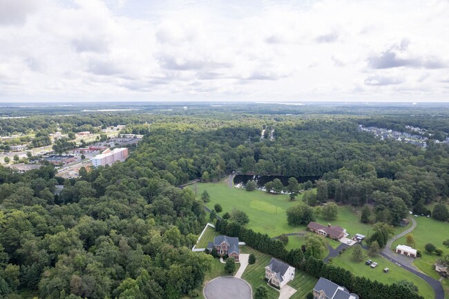 13201 Silverdust Ln in Chester, VA - Foto de edificio - Building Photo