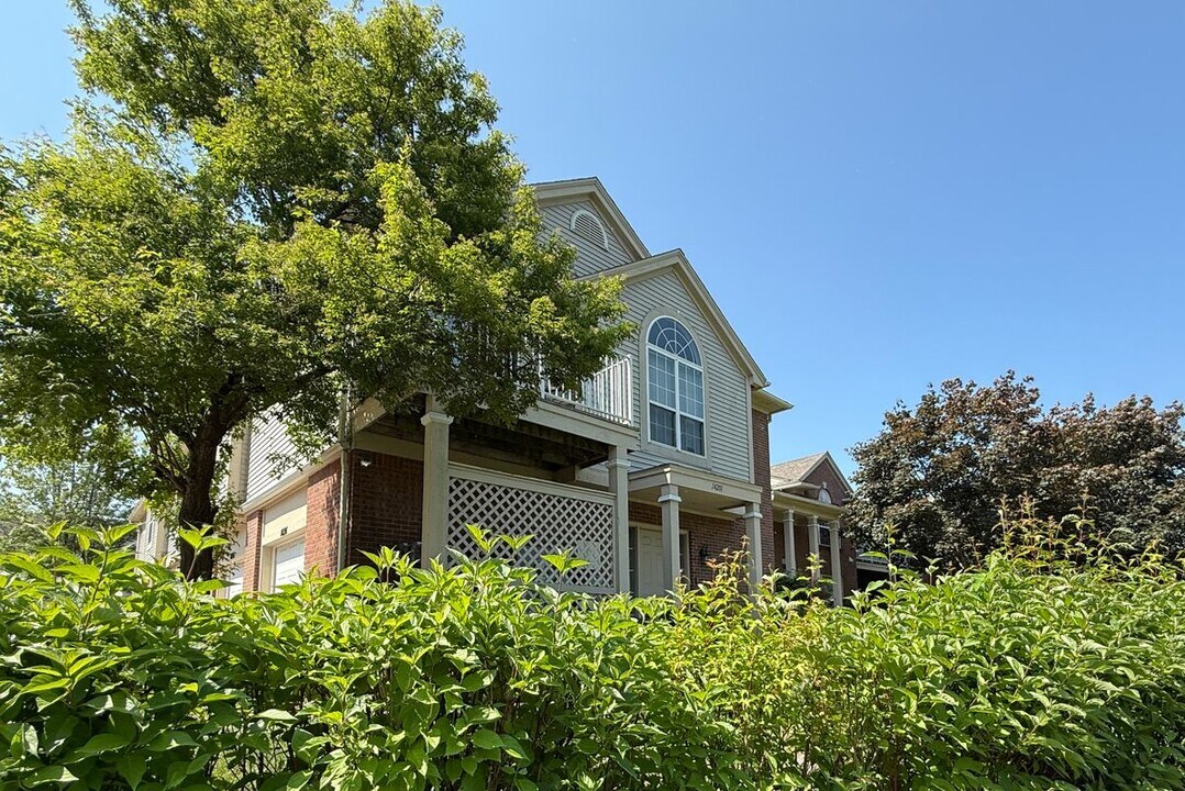 14201 Chesapeake Cir in Walled Lake, MI - Building Photo