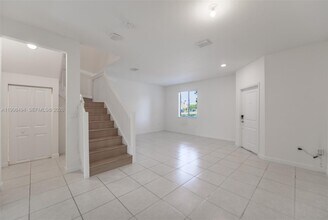 640 NE 207th St in North Miami Beach, FL - Building Photo - Building Photo