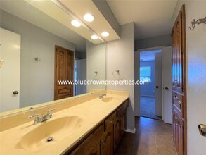 1920 Oakbluff Dr in Carrollton, TX - Building Photo - Building Photo