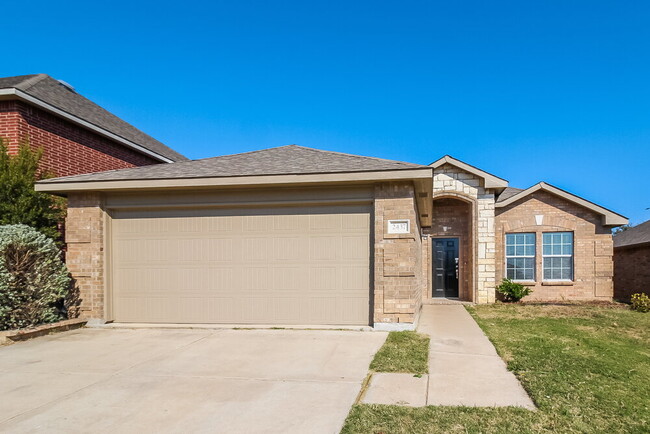 2437 Clairborne Dr in Fort Worth, TX - Foto de edificio - Building Photo