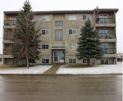 The Carlton in Drayton Valley, AB - Building Photo