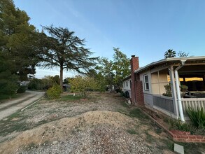 1210 Woodland Ave in Ojai, CA - Foto de edificio - Building Photo