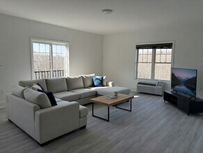 2 Grove St, Unit 208 in Dover, NH - Foto de edificio - Building Photo