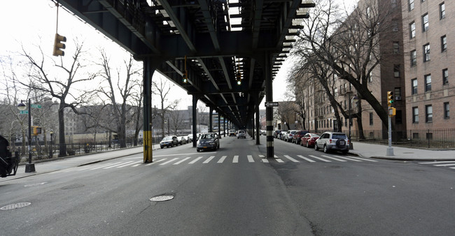 2615 Jerome Ave in Bronx, NY - Foto de edificio - Building Photo