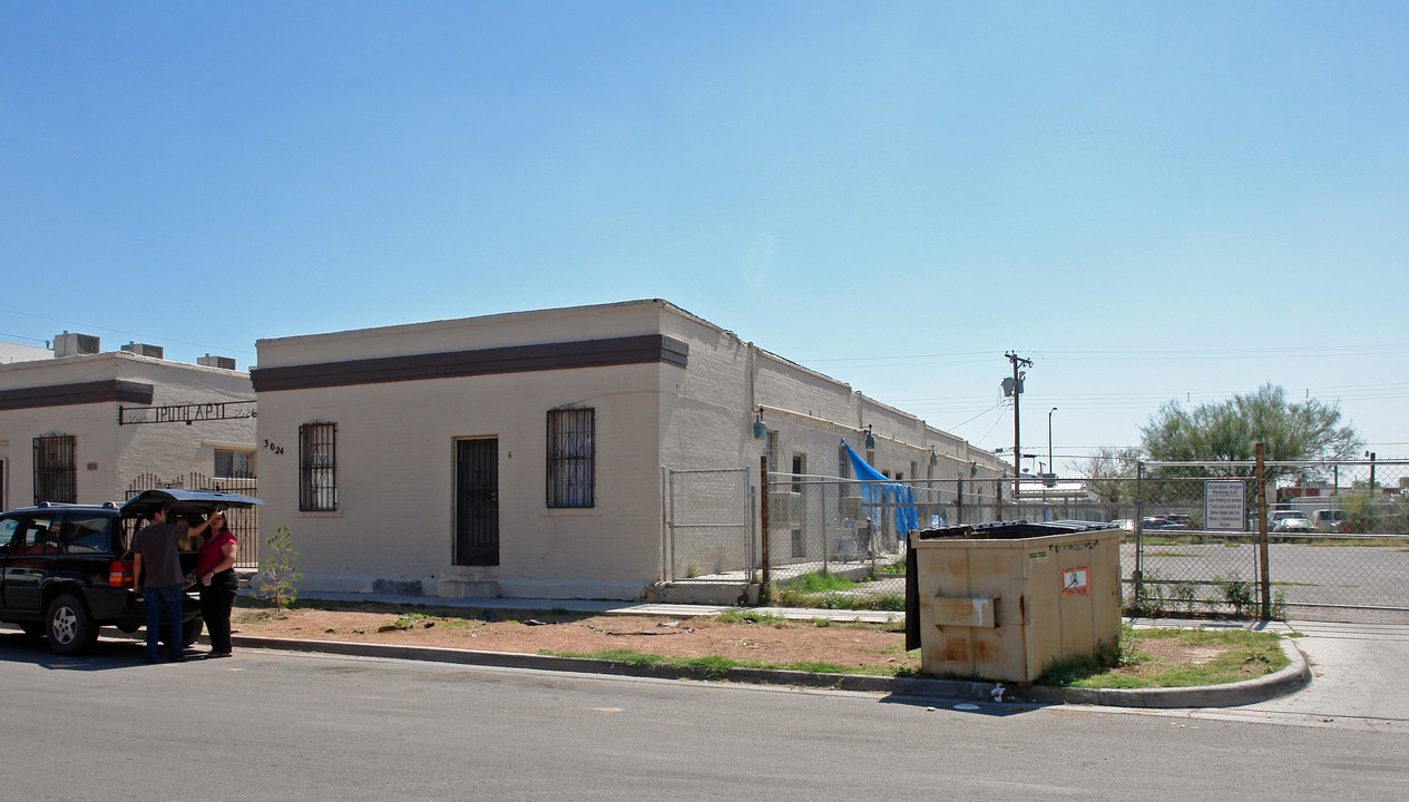 Ruth Apartments in El Paso, TX - Building Photo