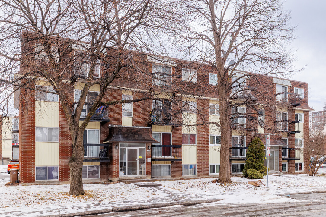 546 De Royan Rue in Laval, QC - Building Photo