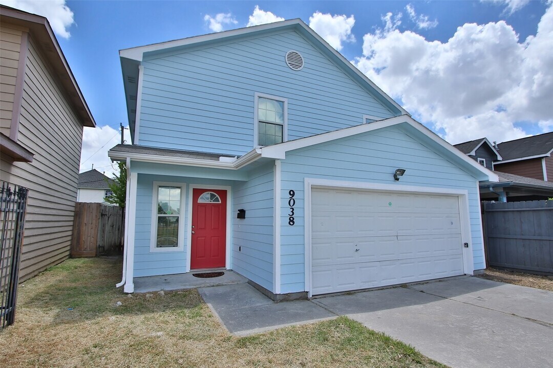 9038 McGallion Rd in Houston, TX - Building Photo