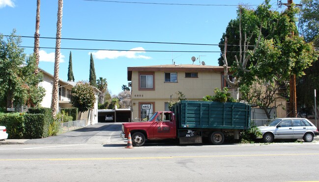 6852 Hazeltine Ave in Van Nuys, CA - Building Photo - Building Photo