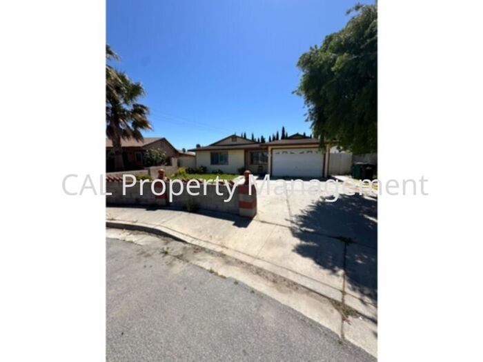 105 Oak Cir in King City, CA - Building Photo