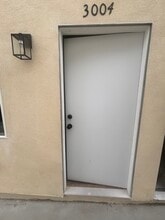 3006 S Palm Grove Ave, Unit Rear Unit 3 in Los Angeles, CA - Foto de edificio - Building Photo