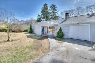 140 Phillips Rd in East Greenwich, RI - Building Photo - Building Photo