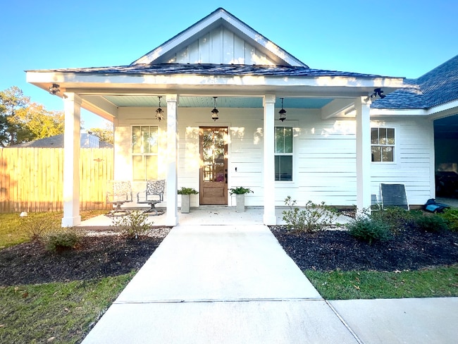 2240 Caroline St in Mandeville, LA - Foto de edificio - Building Photo