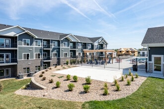 The 8801 CLO in Lincoln, NE - Foto de edificio - Building Photo