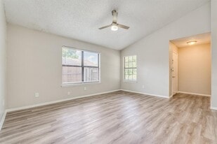 1428 Lakecrest Dr in Grand Prairie, TX - Building Photo