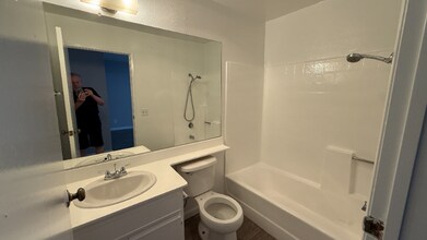 7044 Hawthorn Ave in Los Angeles, CA - Building Photo - Building Photo