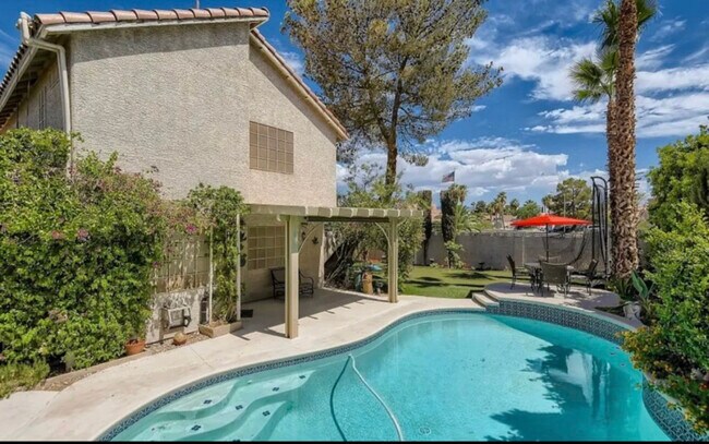 7041 Encore Way in Las Vegas, NV - Foto de edificio - Building Photo