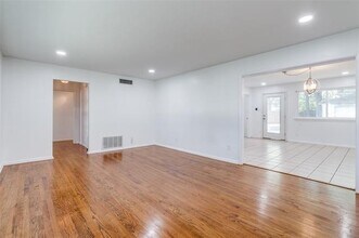 6418 E Lovers Ln in Dallas, TX - Building Photo - Building Photo