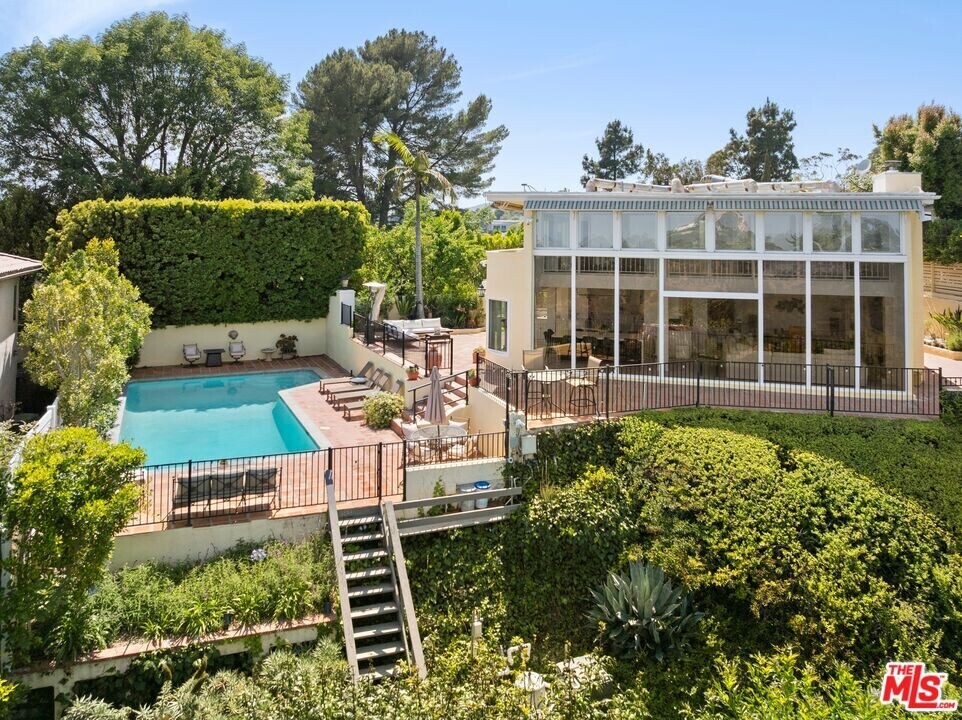 1244 Stradella Rd in Los Angeles, CA - Building Photo