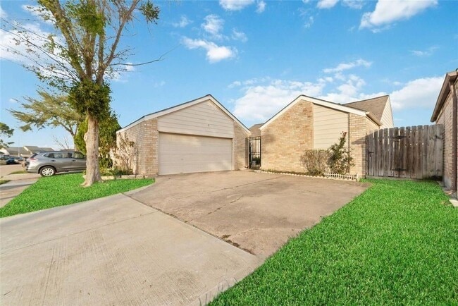7107 Plaza Del Sol Dr in Houston, TX - Building Photo - Building Photo