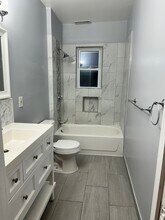 14 Sabra St, Unit Raisa in Cranston, RI - Foto de edificio - Building Photo