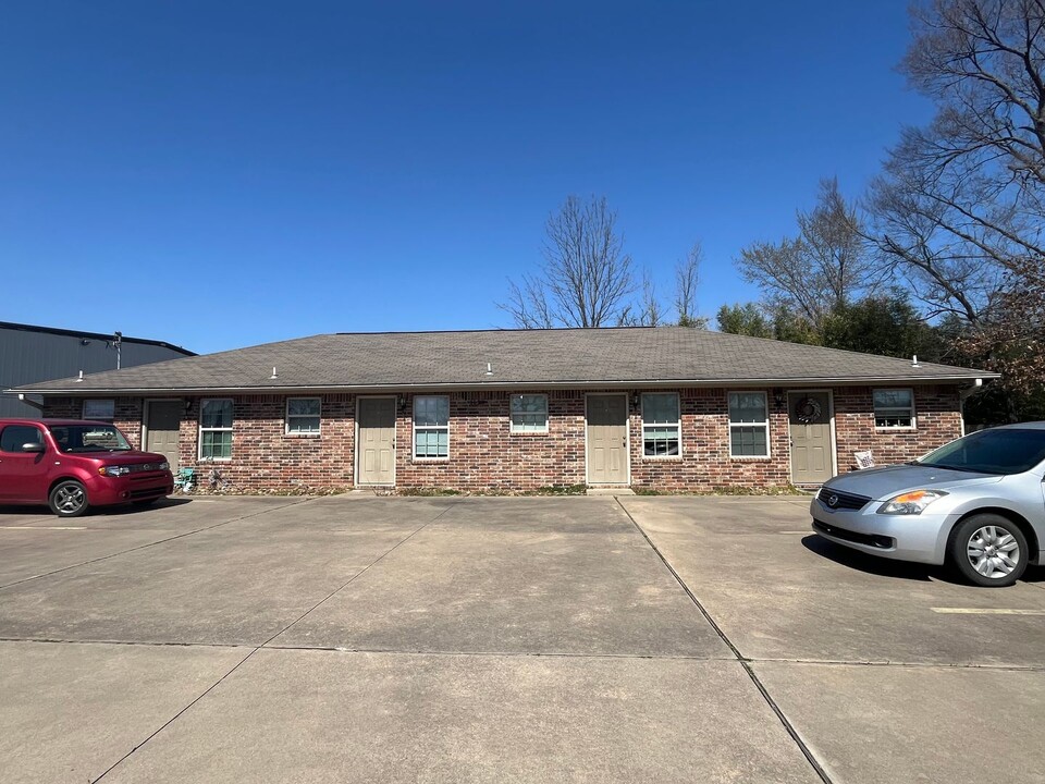 1123 E 13th St in Russellville, AR - Foto de edificio