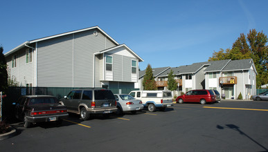 dearborn square apartments in Salem, OR - Building Photo - Building Photo