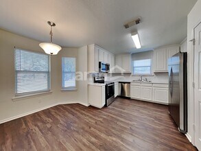 129 N Point Dr in Krum, TX - Foto de edificio - Building Photo