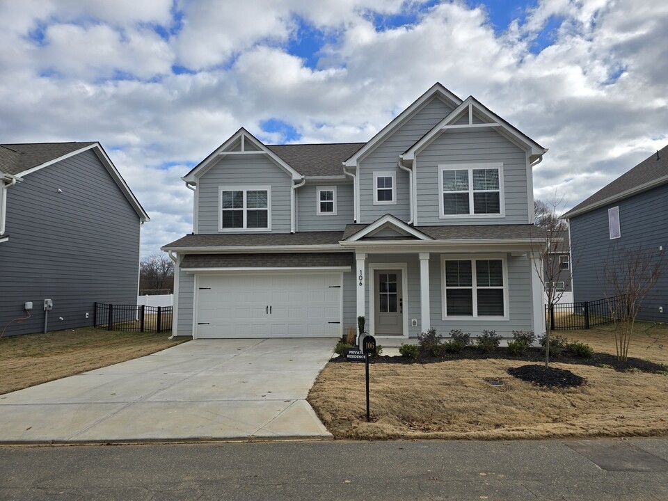 106 N Maxwell Ave in Huntersville, NC - Building Photo