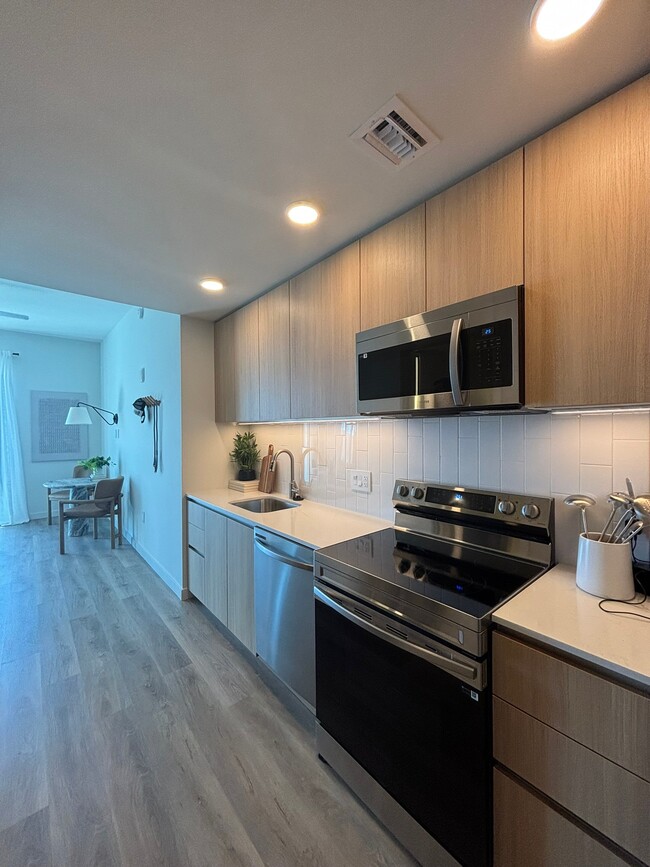 102 NW 30th St, Unit B2 in Miami, FL - Building Photo - Building Photo