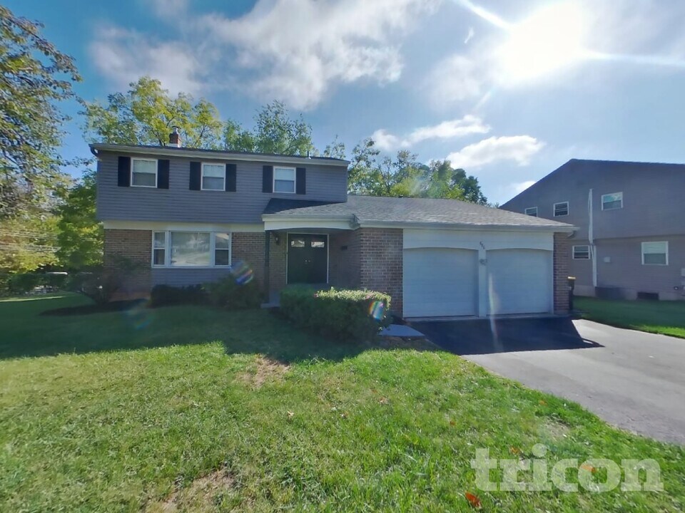 586 Saratoga Rd in King of Prussia, PA - Foto de edificio