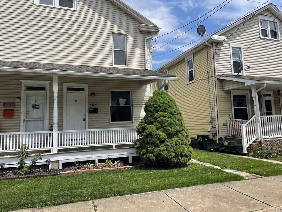 121 S Barbara St in Mount Joy, PA - Building Photo