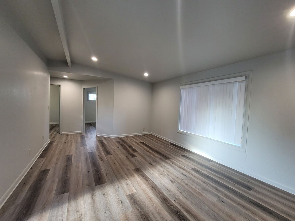 2264 Devos St in Eugene, OR - Building Photo