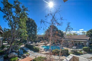 260 Streamwood in Irvine, CA - Building Photo