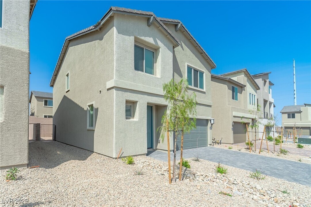 7335 Legacy Pt St in Las Vegas, NV - Foto de edificio