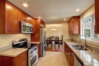11618 NE 61st St in Kirkland, WA - Building Photo - Building Photo