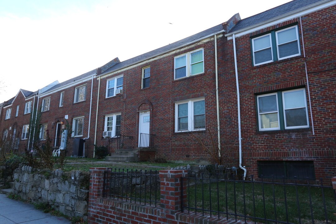 1829 M St NE in Washington, DC - Building Photo