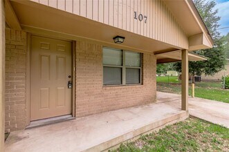 107 Town and Country Dr in Huntsville, TX - Building Photo - Building Photo