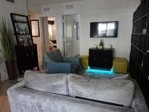 2660 NE 8th Ave, Unit 208 in Wilton Manors, FL - Foto de edificio - Building Photo