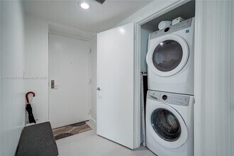 500 Brickell Ave, Unit 3807 in Miami, FL - Building Photo - Building Photo