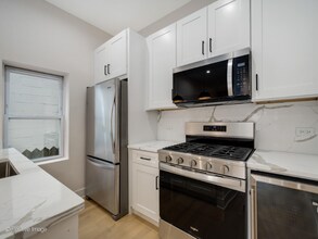 2142 N Maplewood Ave in Chicago, IL - Building Photo - Building Photo