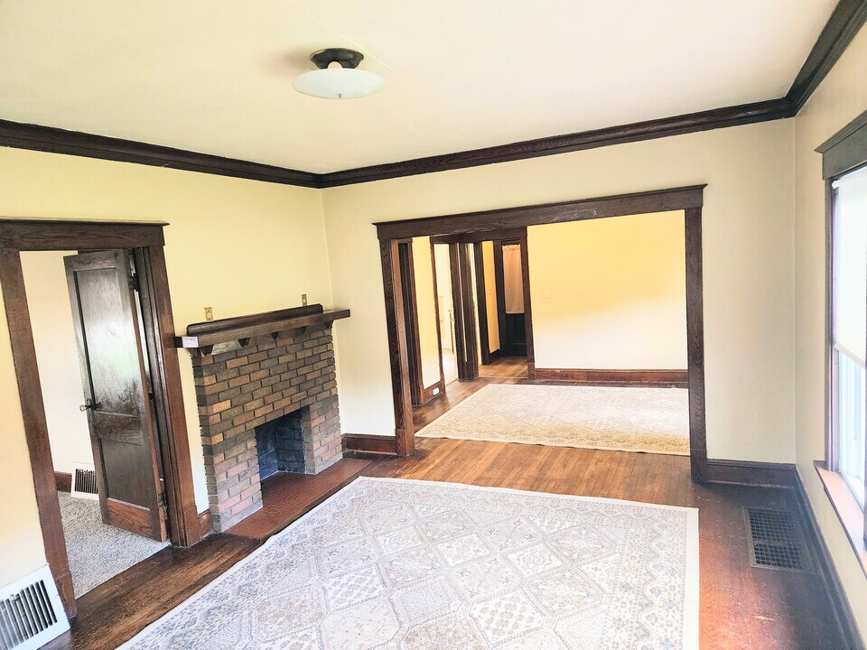 945 N 11th St in Manitowoc, WI - Building Photo