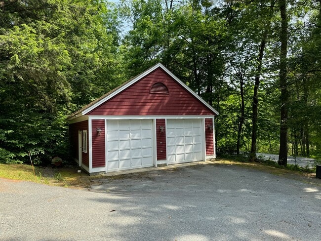 1490-1494 Beaver Meadow Rd in Norwich, VT - Foto de edificio - Building Photo