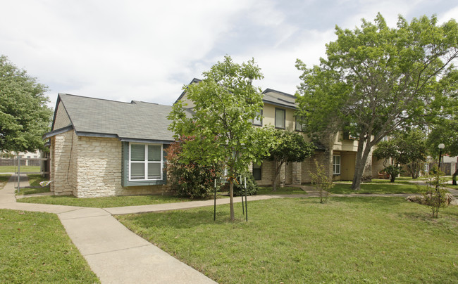 Tejas Apartments in Taylor, TX - Building Photo - Building Photo