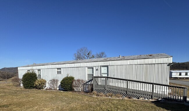 318 Friendly Cir in Hendersonville, NC - Building Photo - Building Photo