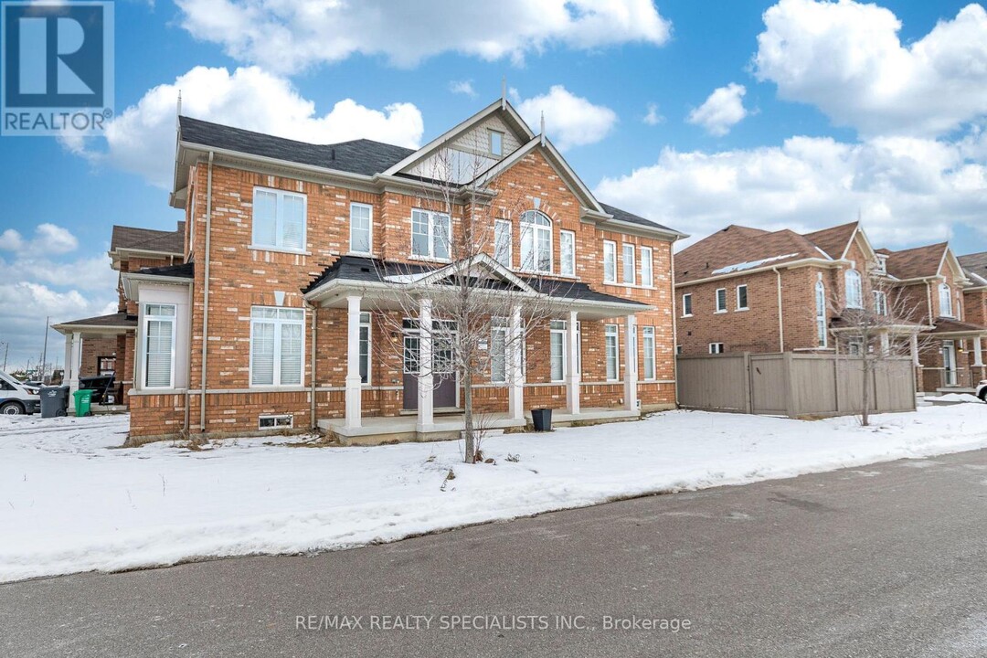 61 TRURO Cir in Brampton, ON - Building Photo