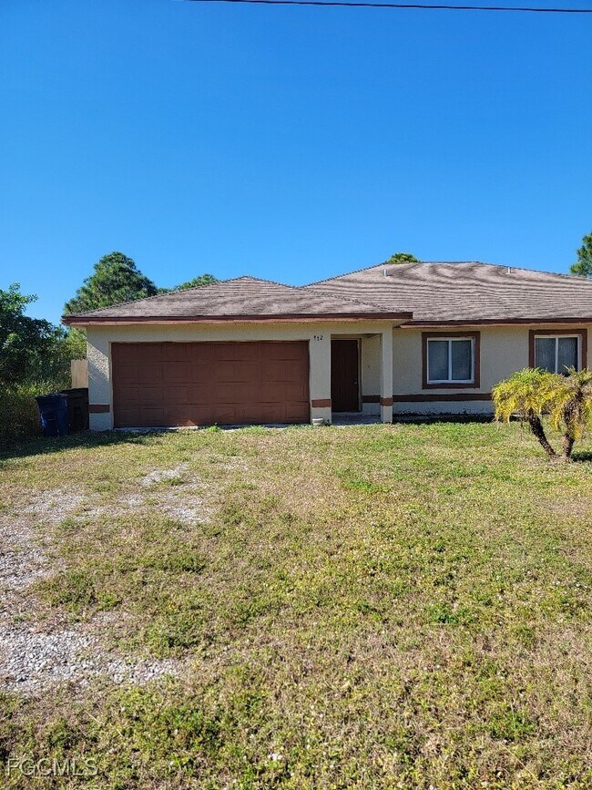 862 Holmes Ave in Lehigh Acres, FL - Building Photo - Building Photo