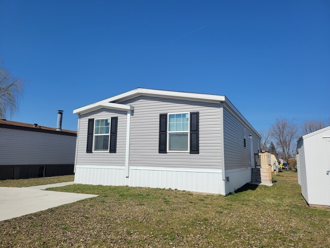 15385 Dominique Dr in Clinton Township, MI - Building Photo - Building Photo