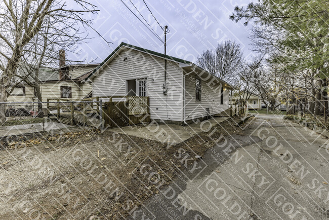 1327 E Jackson St in Muncie, IN - Foto de edificio - Building Photo