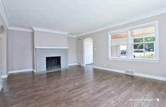 16 S Lake Ave in Fox Lake, IL - Building Photo - Building Photo